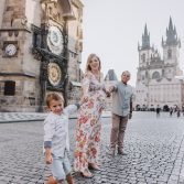 Sesión de fotos familiar de maternidad de pareja checo-mexicana en Praga