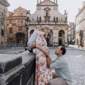 Sesión de fotos familiar de maternidad de pareja checo-mexicana en Praga