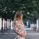 Sesión de fotos familiar de maternidad de pareja checo-mexicana en Praga